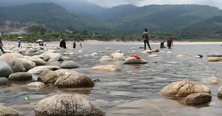সিলেট ভোলাগঞ্জের সাদাপাথর